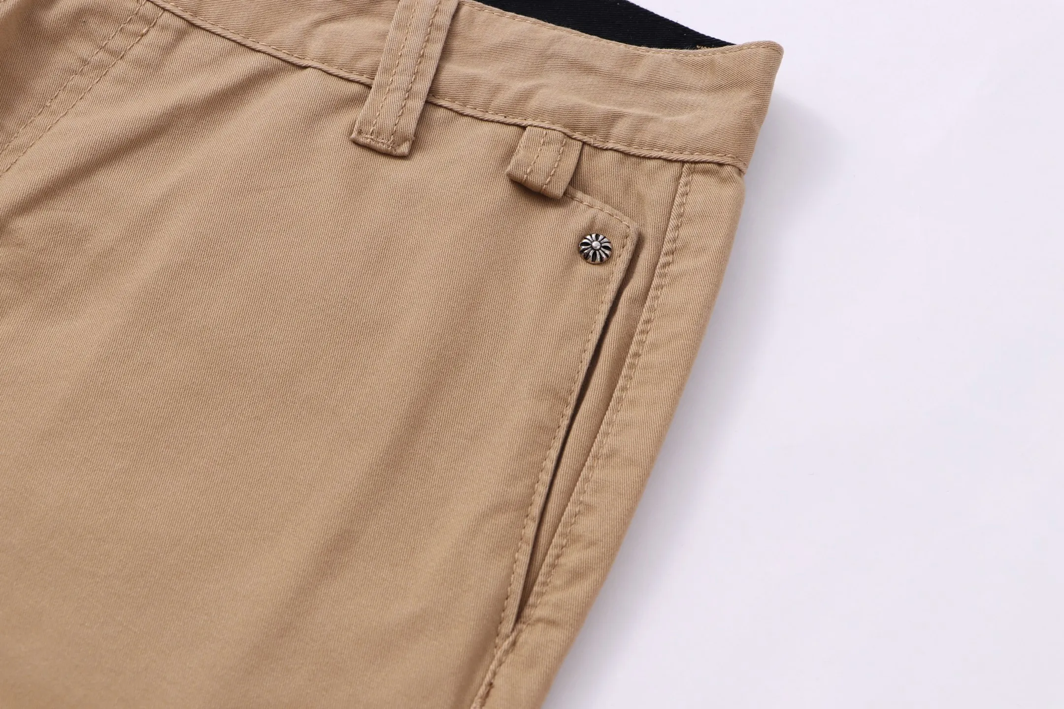 P260 Style number: H011 ChromeHearts & Chrome Heart Khaki bootcut casual pants and jeans. Original hardware and accessories, washed and other hanging tags. The QR code analysis is from the original factory, with a high degree of restoration. You are welcome to compare the products~ Three-dimensional version Loose and comfortable, not picky about body shape, taller and slimmer, factory Seiko, original factory quality control, same style for men and women, can be matched with couples, versatile recommendation, must-have jeans for all seasons, fashionistas have been disappointed From the quality selection of fabrics, the tailoring of details, and the matching of patterns, everything is impeccable! The upper body is so handsome when worn...it can be easily worn by men, women and children! The craftsmanship is made of heavy-duty washed pure cotton denim fabric. After washing, it is soft and thick and looks very stylish when worn. Size: 28, 30, 32, 34, 36 (S-XXL) Color: Khaki